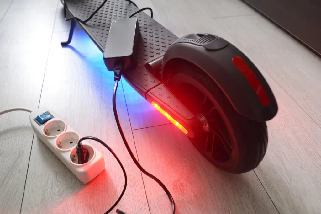 - MotorGuru.cz nabíjení elektrokoloběžky