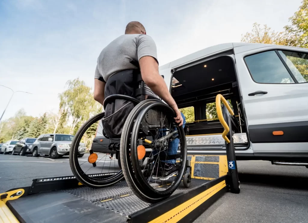 - MotorGuru.cz Muž na vozíku najíždí na hydraulickou plošinu, která mu umožní vstup do bezbariérové dodávky