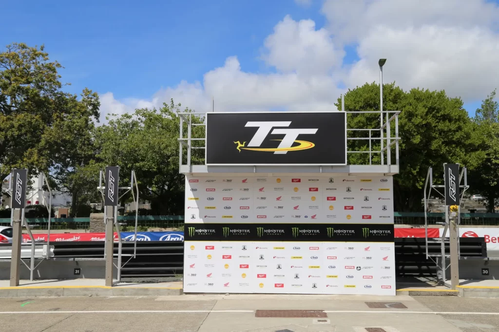 Tribuna s logem Isle of Man TT