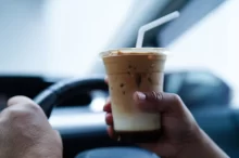 Osvěžující drink v autě je možný díky zabudované ledničce.