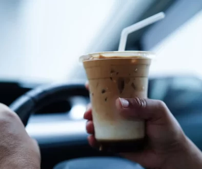 Osvěžující drink v autě je možný díky zabudované ledničce.