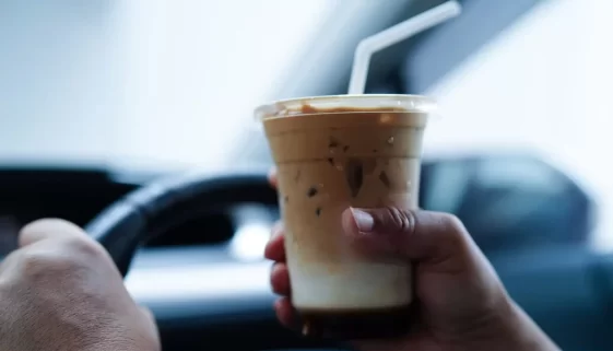 Osvěžující drink v autě je možný díky zabudované ledničce.