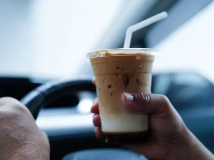 Osvěžující drink v autě je možný díky zabudované ledničce.