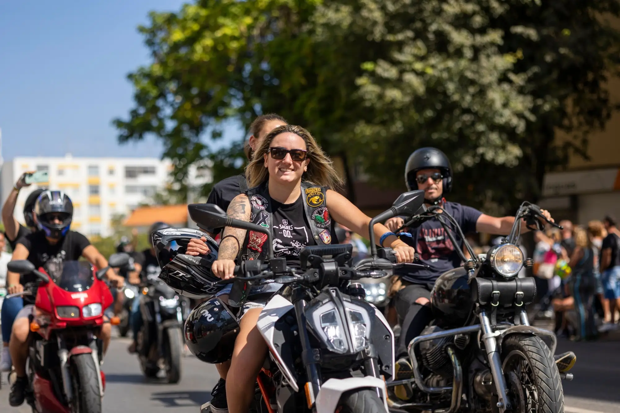 Skupina motorkářů na srazu motorek.