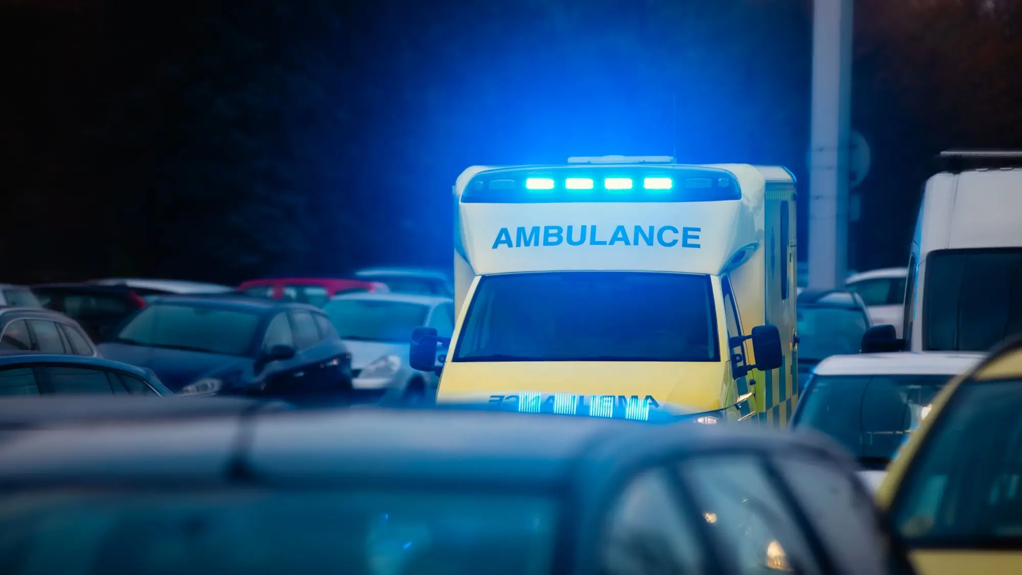 - MotorGuru.cz Jedoucí sanitka na české silnici.