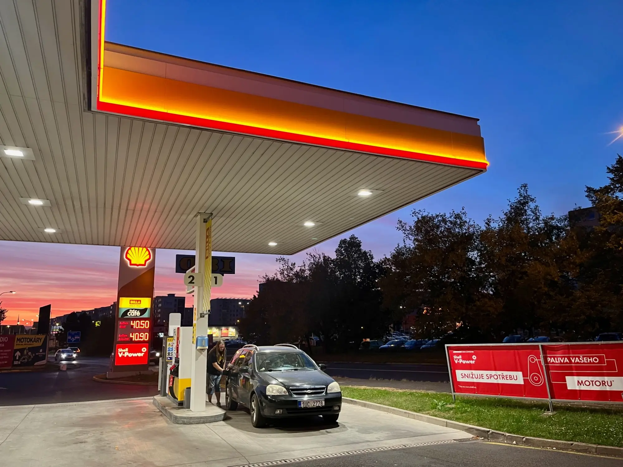 - MotorGuru.cz Jedna z mnoho čerpacích stanic na silnicích v ČR.