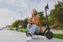 Žena na elektrokoloběžce
