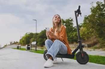 Žena na elektrokoloběžce