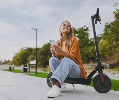 Žena na elektrokoloběžce
