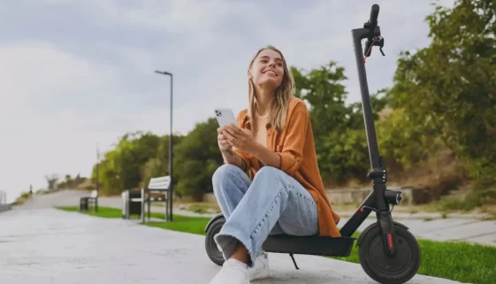 Žena na elektrokoloběžce