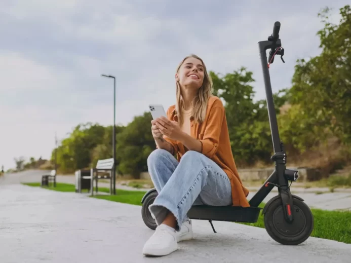 Žena na elektrokoloběžce