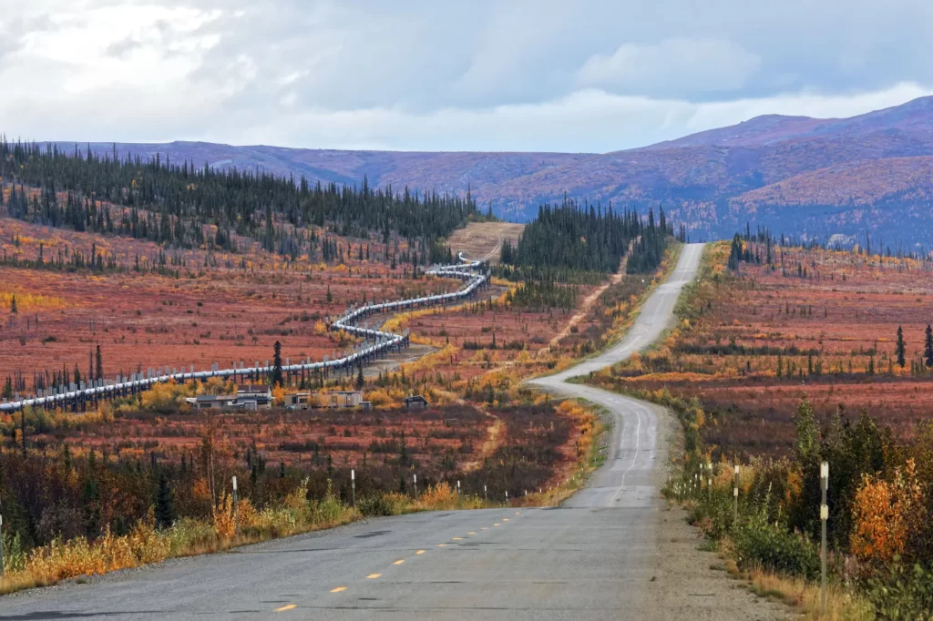 Dalton Highway s přilehlý ropovod se táhnou krajinou. 