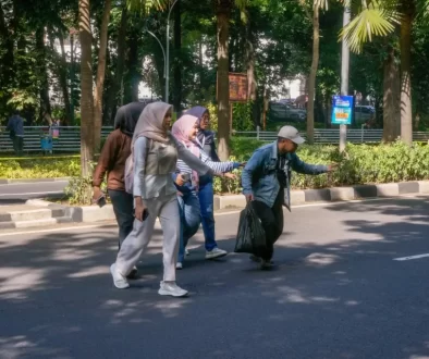 Přecházení přes silnici vyžaduje zvýšenou opatrnost.