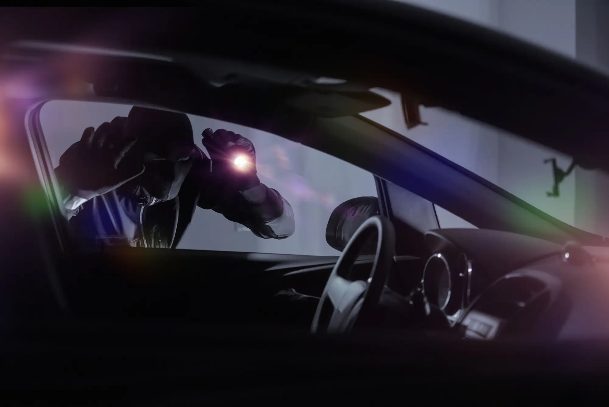 - MotorGuru.cz Muž v kukle s baterkou