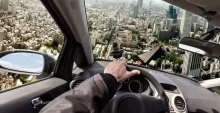 Auto letí nad městem, pohled z perspektivy řidiče
