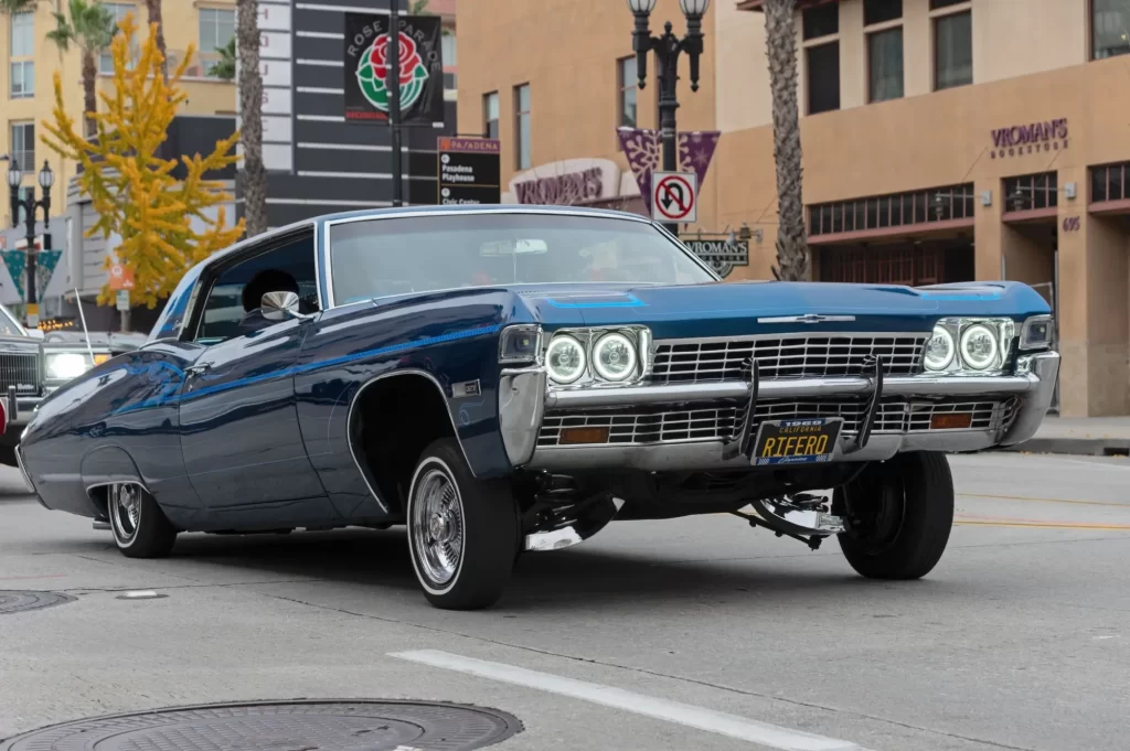 - MotorGuru.cz Chevrolet Impala z konce 60. let v tmavě modré metalíze.