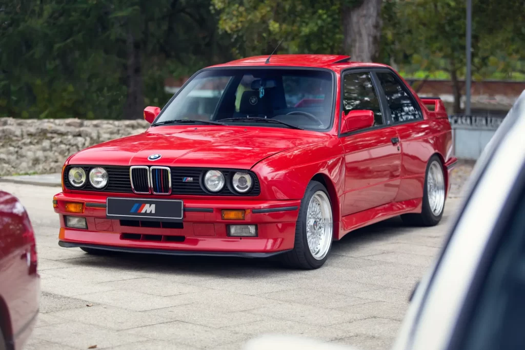 Červené sportovní kupé BMW E30 M3