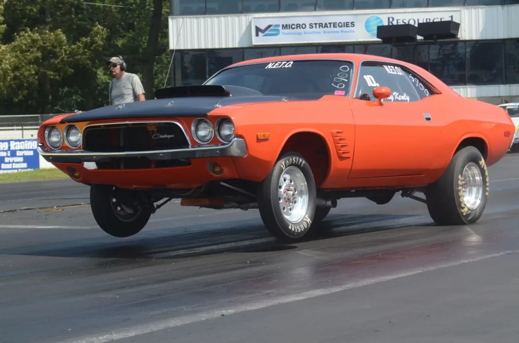- MotorGuru.cz Dodge Challenger z počátku 70. let během ostrého startu na drag závodní dráze.