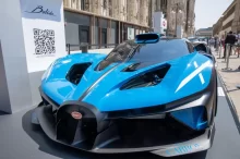 Modré Bugatti zaparkované na výstavním plácku venku
