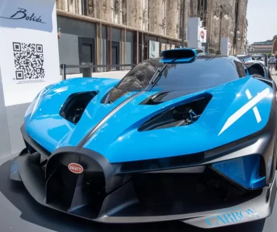 Modré Bugatti zaparkované na výstavním plácku venku