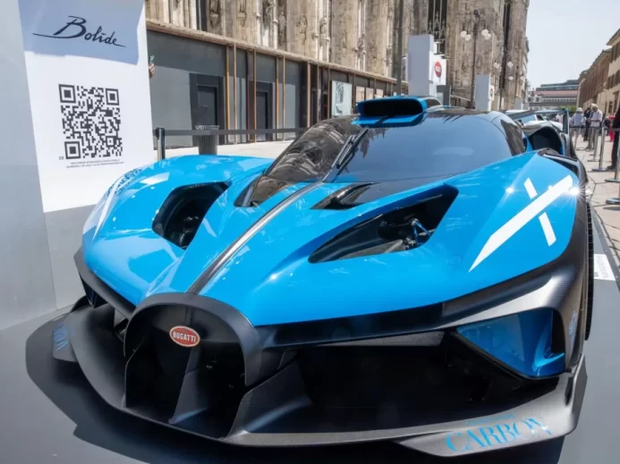 Modré Bugatti zaparkované na výstavním plácku venku