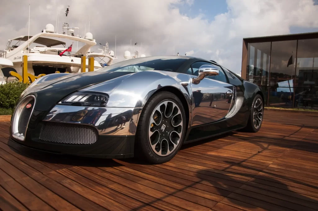 Luxusní hypersport Bugatti Veyron v extrémně lesklé, zrcadlově chromované úpravě karoserie.