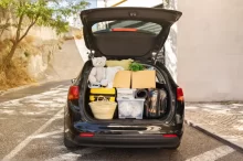 Hatchback s otevřeným kufrem, plným věcí