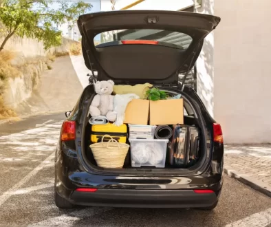 Hatchback s otevřeným kufrem, plným věcí