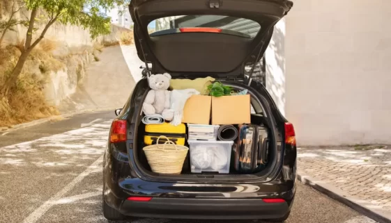 Hatchback s otevřeným kufrem, plným věcí