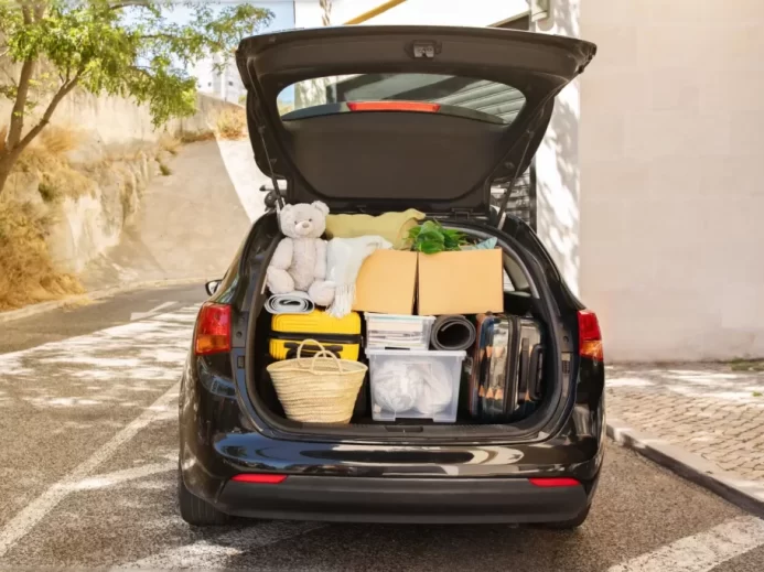 Hatchback s otevřeným kufrem, plným věcí