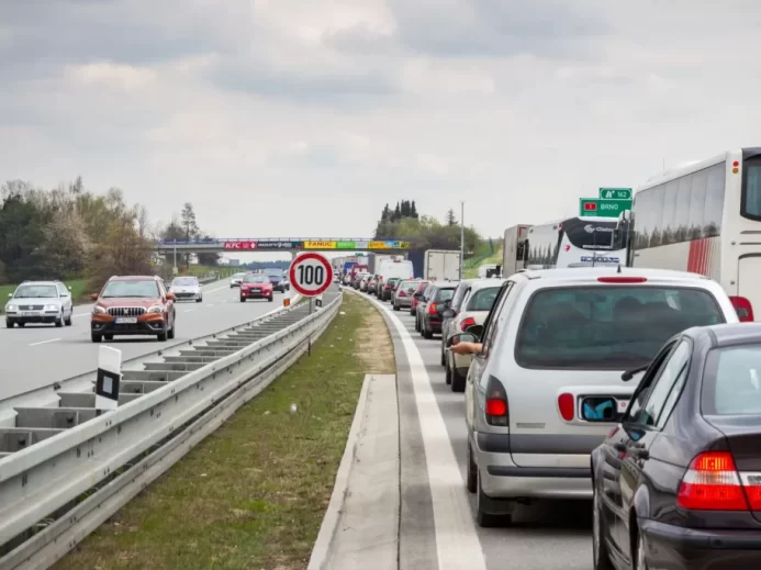 Ucpaná dálnice na Beno