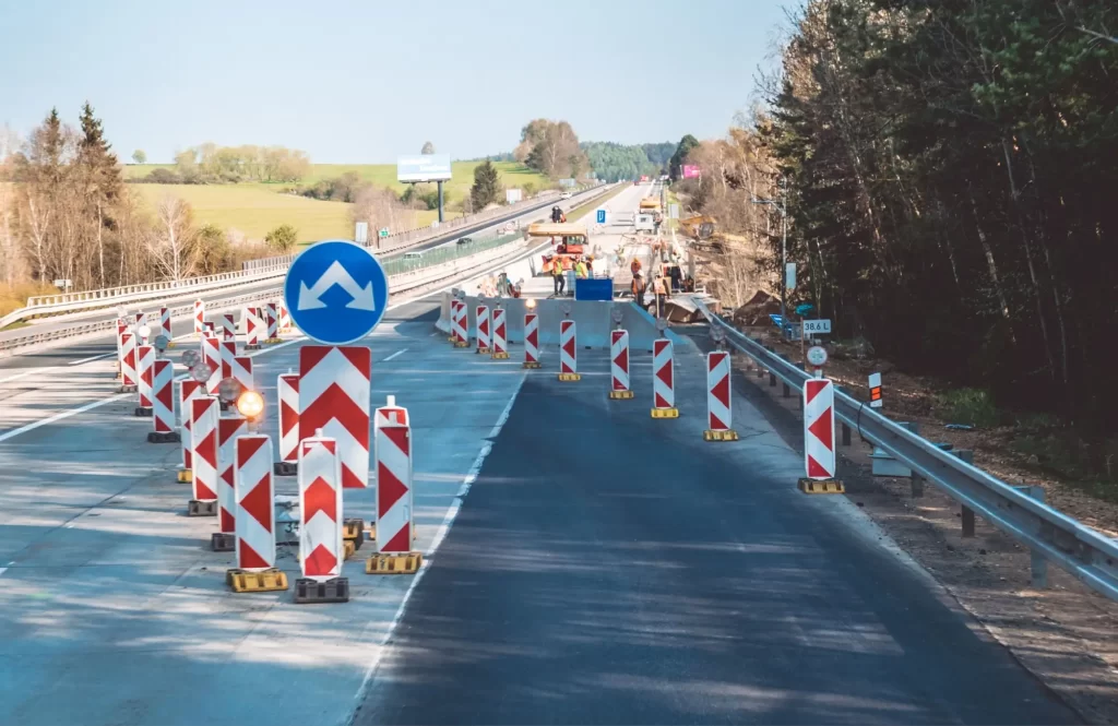 - MotorGuru.cz Silnice omezena do jednoho jízdního pruhu pomocí desítek výstražných sloupků s červeno-bílým šrafováním a blikajícími oranžovými světly.