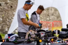 Dva muži u pultu plného dronů