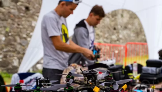 Dva muži u pultu plného dronů