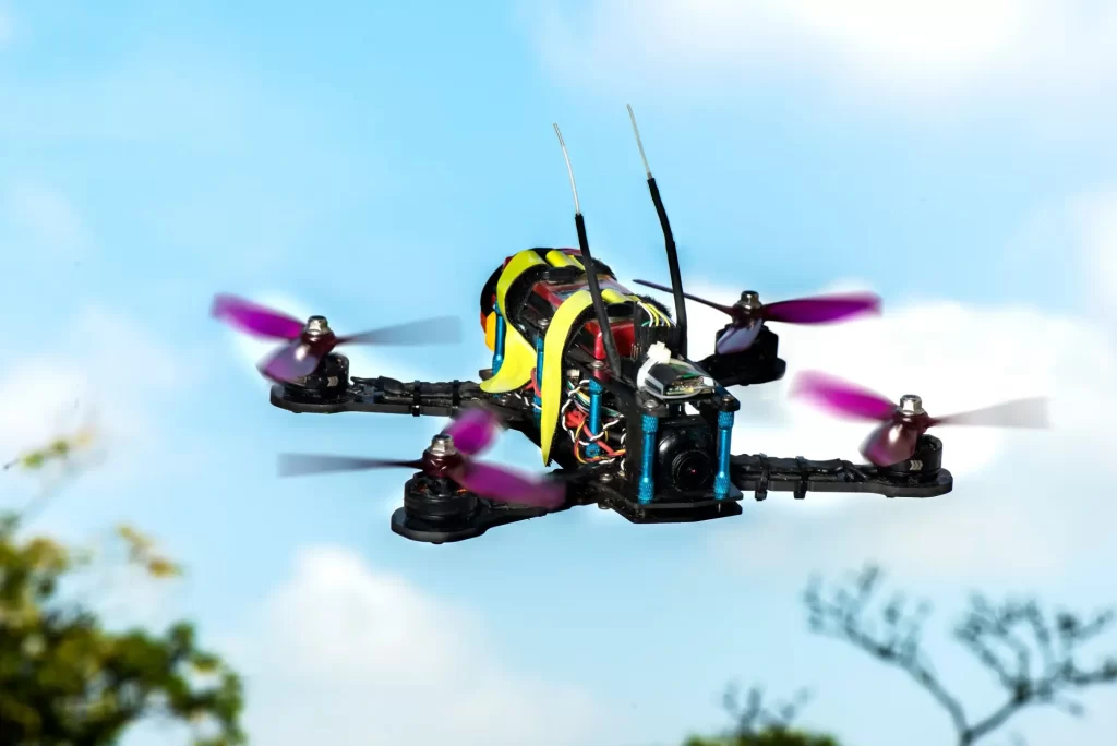 - MotorGuru.cz Závodní FPV dron v letu.
