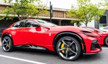 Červené Ferrari zaparkované na ulici