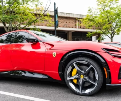 Červené Ferrari zaparkované na ulici