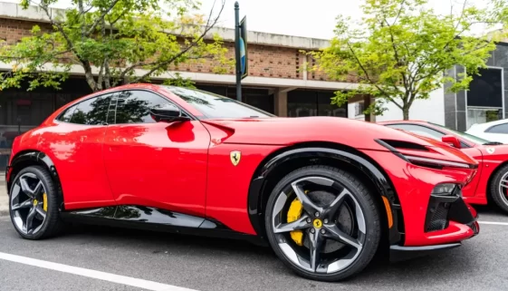 Červené Ferrari zaparkované na ulici