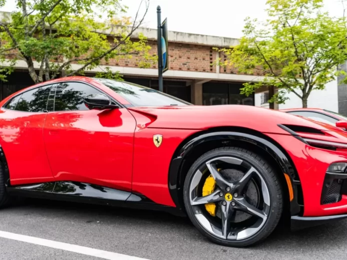 Červené Ferrari zaparkované na ulici