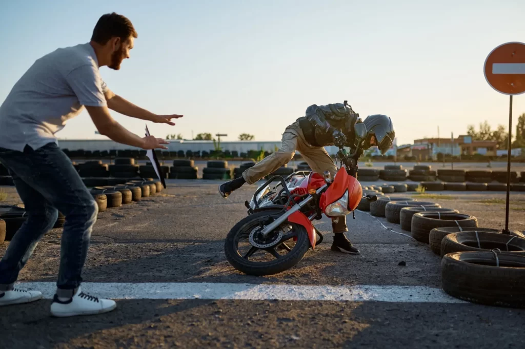Na cvičné motorkářské ploše dochází k pádu jezdce na malé motorce během výcviku.