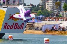 IMprovizované plavidlov podobě letadla padá dolů z můstku při závodu Red Bull
