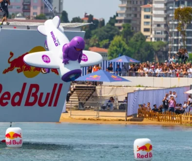 IMprovizované plavidlov podobě letadla padá dolů z můstku při závodu Red Bull