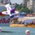 IMprovizované plavidlov podobě letadla padá dolů z můstku při závodu Red Bull