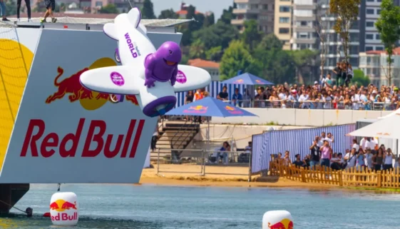 IMprovizované plavidlov podobě letadla padá dolů z můstku při závodu Red Bull