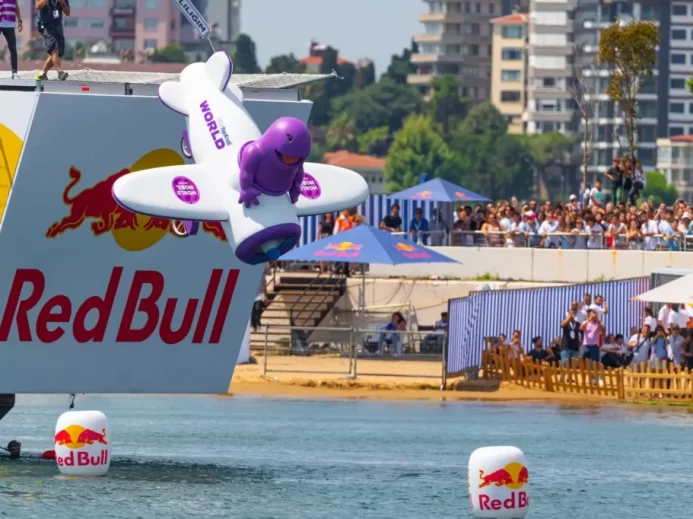 IMprovizované plavidlov podobě letadla padá dolů z můstku při závodu Red Bull
