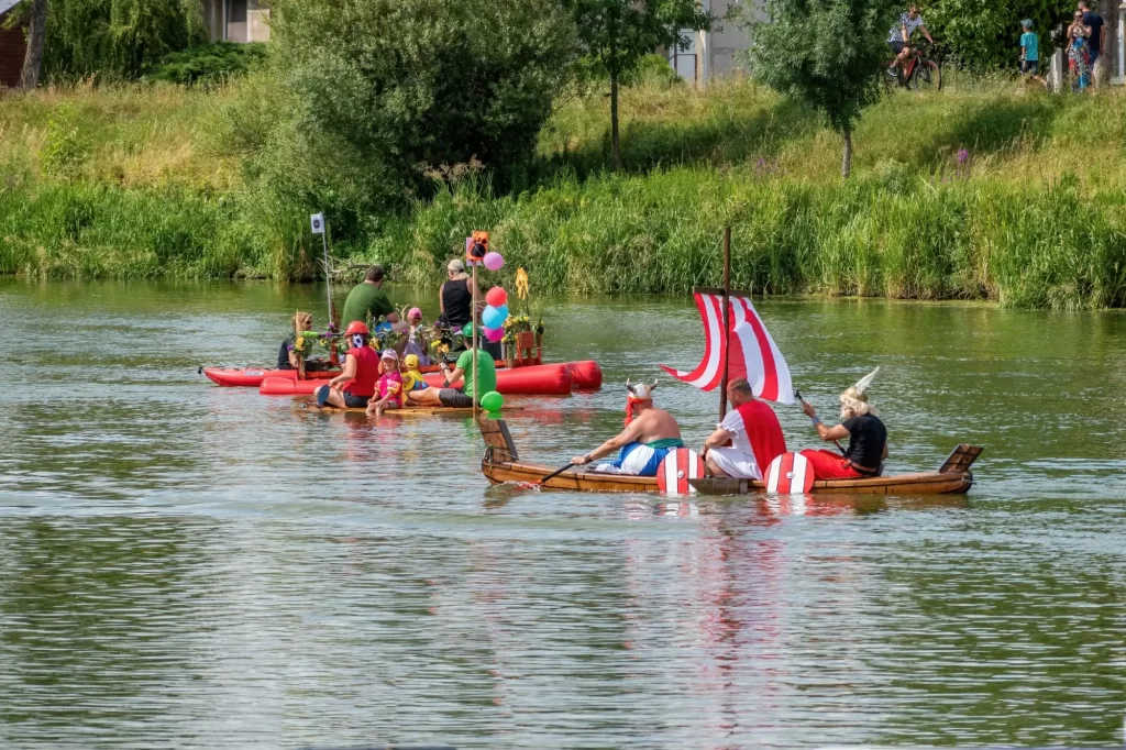 PLavidla v kostýmech - neckyáda na vodě. 