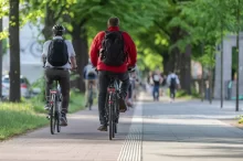 cyklisté na cyklostezce ve městě