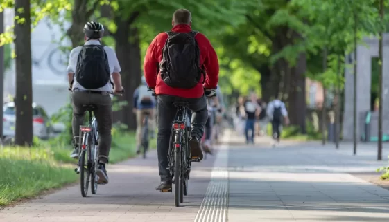 cyklisté na cyklostezce ve městě
