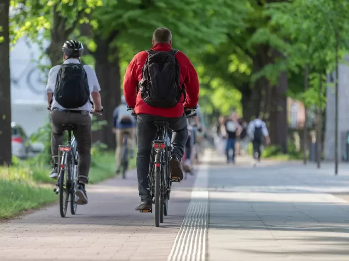 cyklisté na cyklostezce ve městě
