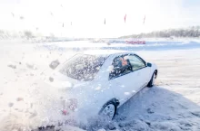 Auto driftuje na sněhu